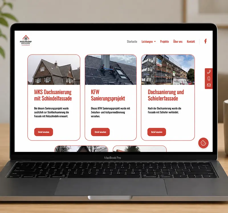 Ein MacBook Pro zeigt eine Website mit einem KFW Sanierungsprojekt, einem Bild von Baustellenarbeiten auf einem Hausdach und einem roten Button „Detail ansehen“.