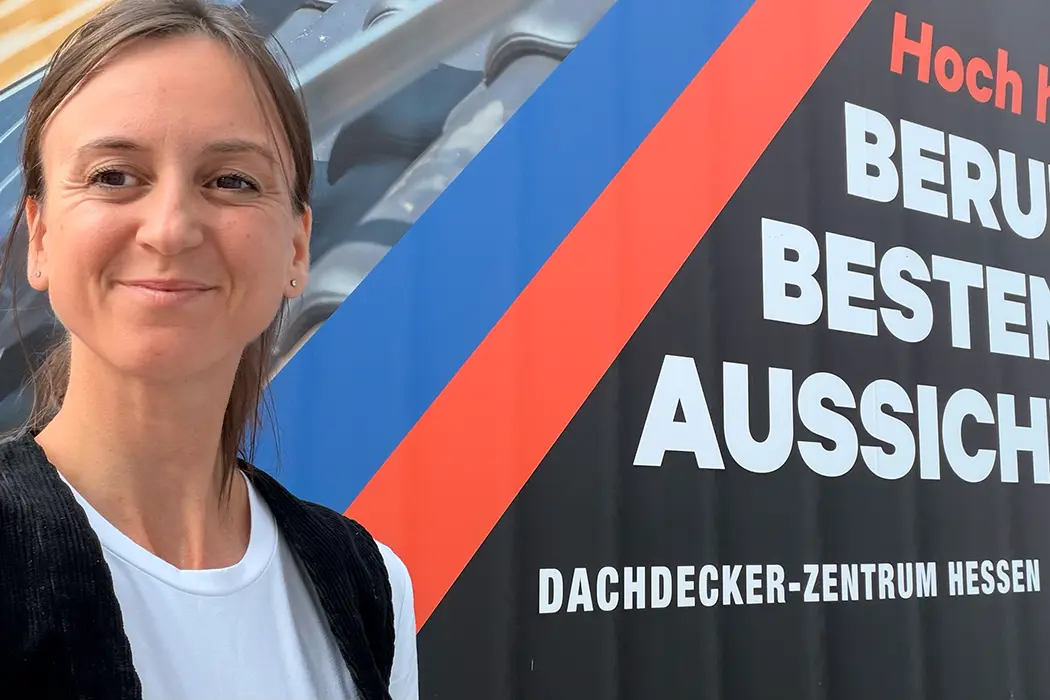 Schräge blaue und rote Streifen auf schwarzem Hintergrund mit teilweise sichtbarer weißer Schrift.